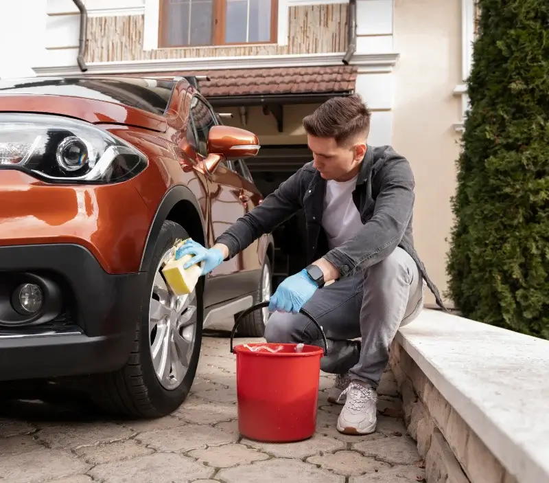 Lavage auto à domicile La Chapelle-Saint-Rémy : professionnel intervenant sur un véhicule